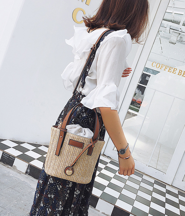 2021 New women's bag hand-woven contrast color bucket straw bag cylinder handbag diagonal shoulder beach bag