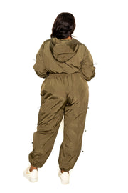 带绳扣细节的主动式拉链套装